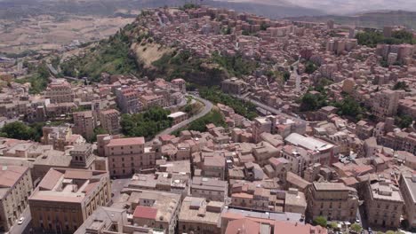 Vista-Aérea-De-La-Ciudad-De-Enna-Sobre-Una-Roca-Durante-El-Día,-Sicilia,-Italia