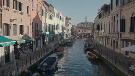 Sereno-Canal-De-Venecia,-Góndolas-Y-Puentes