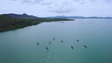 Longtail-Boote-In-Den-Gewässern-Der-Bucht-Von-Phang-Nga-In-Thailand-Mit-Einer-Aufsteigenden-Und-Schwenkenden-Luftdrohne-Mit-Malerischer-Aussicht