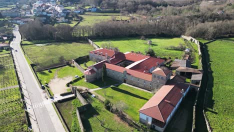 Órbita-De-Gran-Angular-Alrededor-De-Edificios-Rectangulares-Del-Monasterio-Fuera-De-La-Carretera-Rural-En-España