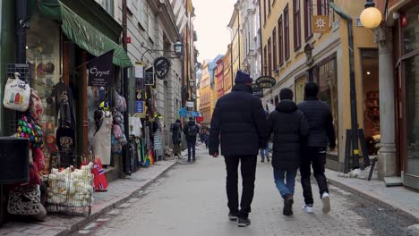 Västerlånggatan-street-scene-in-Stockholm's-Old-Town,-with-pedestrians-and-shops
