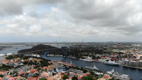 Cielos-Nublados-Sobre-Willemstad-Curacao-Y-El-Puente-Reina-Juliana