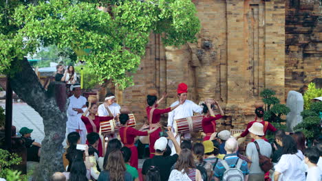 Eine-Ethnische-Musikdarbietung-Und-Traditioneller-Volkstanz-Der-Frauen-Im-Alten-Po-Nagar-Tempel-In-Der-Stadt-Nha-Trang---Zeitlupe