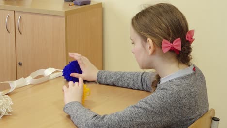 Kinder-Lernen-Handarbeiten-In-Der-Schule.-Bastelstunde-In-Der-Schule