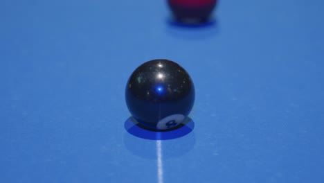 Der-Weiße-Ball-Eröffnet-Das-Snooker-Spiel-Und-Die-Kamera-Zoomt-Auf-Den-Schwarzen-Ball