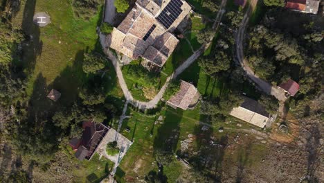 Vista-Aérea-Superior-Del-Techo-Con-Paneles-Solares-En-Finca-Rural.