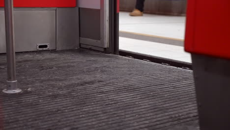 Untersicht:-U-Bahn-Tür-öffnet-Sich-Und-Pendler-Geht-Hinein,-Füße