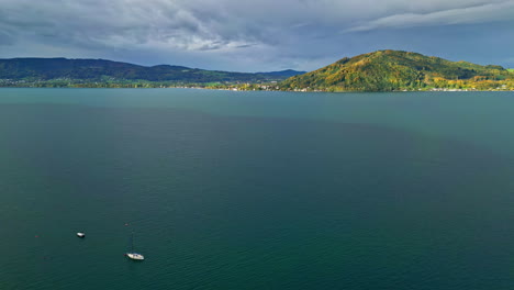 Barcos-Flotando-En-El-Lago-Con-Tranquilas-Aguas-Azules-Con-Vistas-A-Las-Verdes-Montañas.