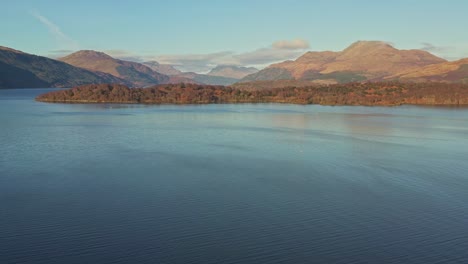 Luftaufnahmen-Des-Lake-Lomond-Und-Des-Trossachs-Nationalparks-An-Einem-Herbsttag-In-Schottland