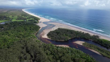 Vista-Panorámica-De-La-Playa-De-Pertenencia-Y-El-Arroyo-De-Pertenencia-En-Byron-Bay,-Nsw,-Australia---Disparo-De-Drone