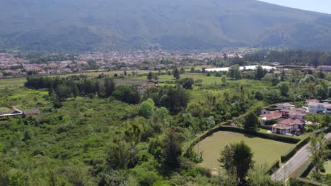 Corte-A-Una-Vista-Aérea-Panorámica:-El-Dron-Se-Desliza-Con-Gracia-Sobre-Hileras-De-Casas-Coloniales-Meticulosamente-Conservadas,-Sus-Techos-De-Terracota-Y-Fachadas-Encaladas.