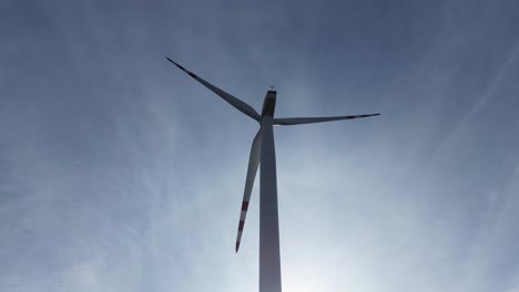 Molino-De-Viento-Pala-De-Turbina-Girar-Estática-ángulo-Bajo-Majestuosa-Vista-Impresionante