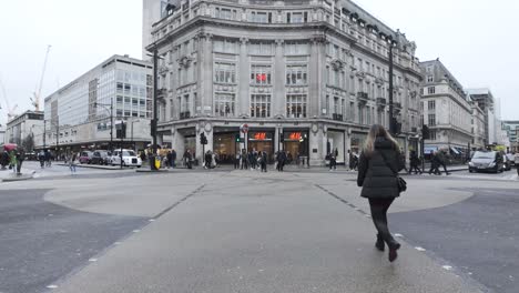 Tagesansicht-Des-Belebten-Oxford-Street-Zebrastreifens-Mit-Fußgängern-Und-Verkehr,-Bewölkter-Himmel