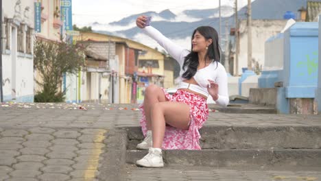 Selfie-De-Chica-Latina-En-Una-Carretera-Rural-Con-Hermosas-Montañas-De-Fondo-En-La-Ciudad-De-Machachi,-Provincia-De-Pichincha,-Ecuador