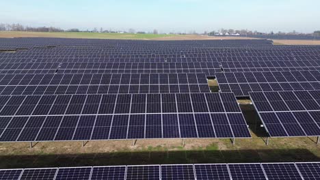 Panel-De-Granja-Solar-Energía-Solar-Plataforma-Rodante-Aérea-Atrás-Día-Soleado