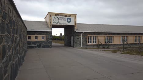 Eingang-Zum-Gefängnisbereich-Robben-Island-An-Einem-Bewölkten-Tag