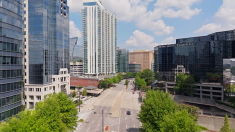 Rising-drone-shot-over-road-with-Cars-in-downtown-of-Buckhead,-Atlanta-City