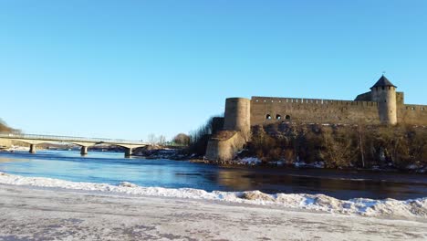 Ivagorod-Cate-Y-Castillo-De-Narva