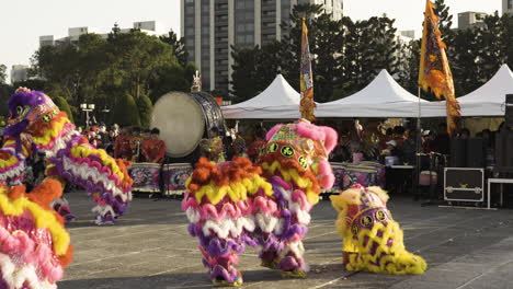 Danza-Tradicional-China-Del-León-Durante-Las-Celebraciones-Del-Año-Nuevo-Chino