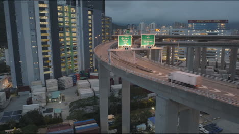 Carretera-Logística-Elevada-Encima-De-Las-Operaciones-De-Contenedores-De-Hong-Kong-Al-Atardecer