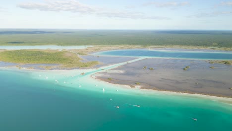 Sieben-Farben-Lagune-See-In-Mexiko-Bacalar-Luftaufnahmen