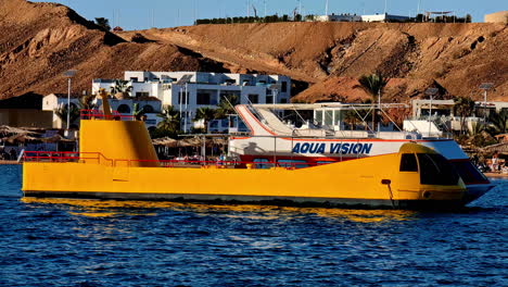 Barco-Panorámico-Turístico-Con-Fondo-De-Cristal-Navegando-En-El-Mar-Cerca-Del-Complejo-Hotelero