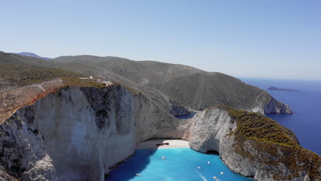 Vista-Aérea-De-La-Famosa-Playa-Navagio-En-Zakynthos,-Grecia-Durante-Un-Día-Soleado.