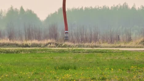 Helicóptero-De-Carga-Pesada-Sikorsky-Skycrane-Descendiendo-Sobre-El-Terreno-Cerca-De-La-Zona-De-Incendios-Forestales-En-Alberta,-Canadá