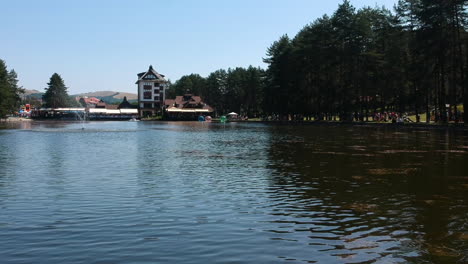 Zlatibor-See-Und-Restaurant-Jezero-Am-Seeufer