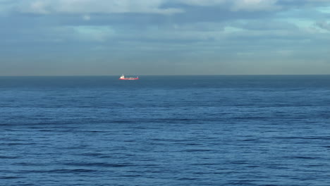 Toma-De-Lente-Larga-De-Un-Barco-En-El-Mar