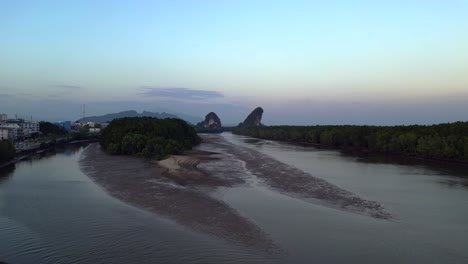 Abend-Mangroven-Fluss-Krabi-Thailand
