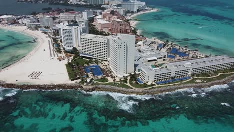 Hotel-and-resort-in-Cancun-Bay,-Mexican-coast