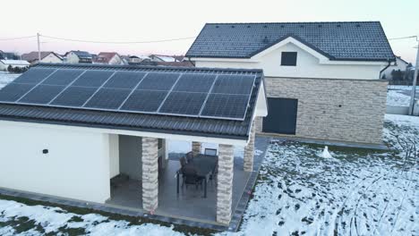Sonnenkollektoren-Auf-Dem-Dach-Eines-Kleinen-Reihenhauses-Im-Winter