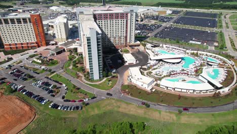 Esta-Es-Una-Toma-Aérea-De-Las-Piscinas-Afuera-Del-Casino-Y-Hotel-Winstar-World-En-Thackerville,-Oklahoma.