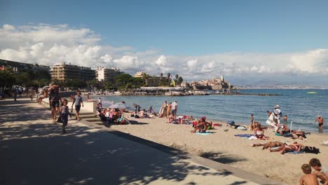 Vista-Estática-De-La-Gente-En-La-Playa-El-Día-De-Verano-En-Antibes,-Francia