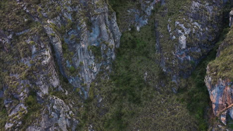 Erstaunliche-Große-Aufnahme-Mit-Einer-4K-Drohne-Aus-Den-Anden-In-Ayacucho,-Peru,-Vom-Berühmten-Türkisfarbenen-Millpu-See,-Der-Am-Nachmittag-Zwischen-Den-Bergen-Liegt