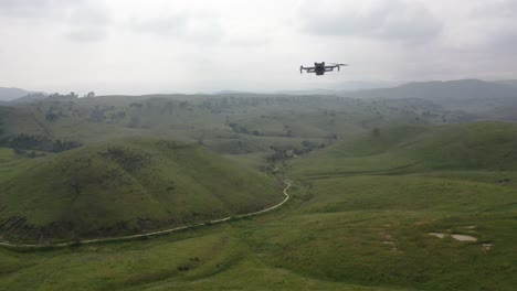 Vista-Aérea-De-Drones-Volando-A-Través-De-Montañas
