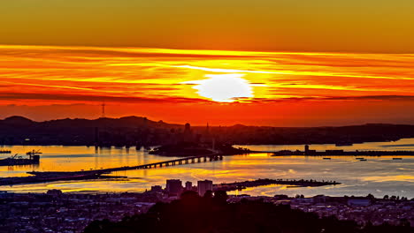 Zeitraffer:-Sonnenuntergang-In-Der-Bucht-Von-San-Francisco-über-Dem-Aussichtspunkt-Oakland-Mit-Orange-Leuchtendem-Himmel