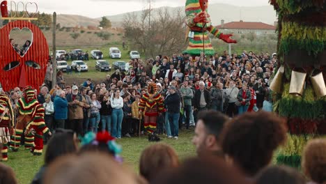 Menschenmenge-Beobachtet-Careto-Bildnis-Beim-Karneval,-Podence,-Portugal