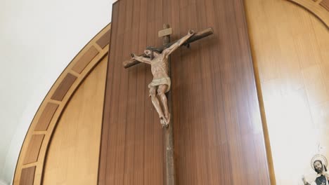 Jesus-Christus-Statue-Am-Kreuz-Im-Inneren-Einer-Kirche