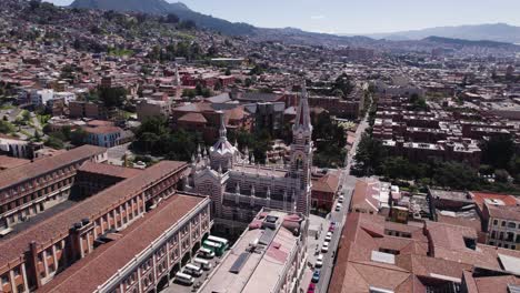 Der-Komplizierte-Turm-Des-Carmen-Heiligtums-über-Bogotá,-Kolumbien-–-Luftaufnahme