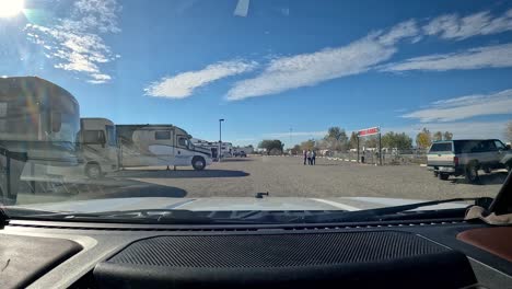 Pov:-Conduciendo-Por-El-Campamento-Con-Remolques-Para-Caballos,-Cerca-Del-Parque-Para-Perros-Para-Visitantes