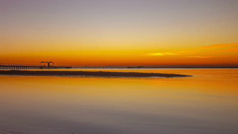 Amanecer-Amarillo-Brillante-Sobre-Un-Paisaje-Marino-Tranquilo,-Lapso-De-Tiempo