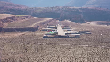 Edificios-Antiguos-Que-Emergen-De-Un-Pantano-Vacío-Debido-A-Los-Problemas-De-Extrema-Sequedad-Y-Falta-De-Lluvia.