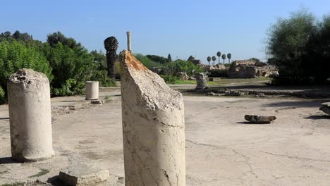 Antiguas-Ruinas-Romanas-Se-Encuentran-Bajo-El-Cielo-Azul-Claro-En-Cartago,-Túnez