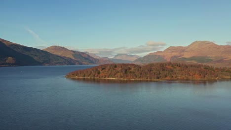 El-Lago-Lomond-Y-El-Parque-Nacional-Trossachs-Con-Un-Dron-Aéreo-Que-Recorre-El-Hermoso-Paisaje-Durante-El-Otoño-En-Escocia