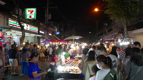 Gente-Disfrutando-Del-Ambiente-Nocturno-En-El-Mercado-Típico-De-Tailandia.