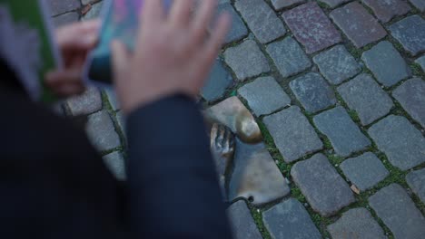 Person-Macht-Mit-Smartphone-Ein-Foto-Von-Einer-Bronzeskulptur-Einer-Hand,-Die-Eine-Brust-Streichelt,-Amsterdam