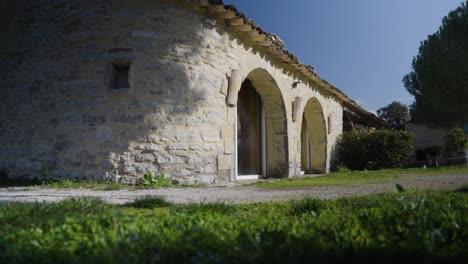 Low-Angle-Aufnahme-Eines-Traditionellen-Architektonischen-Gebäudes-Mit-Großen-Fenstern-In-Südfrankreich