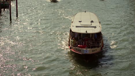 Canale-Grande-In-Venedig,-Viele-Boote-Bewegen-Sich-Auf-Dem-Wasser-Der-Lagune,-Fähre,-Taxiboot,-Gondeln,-Logistiktransport
